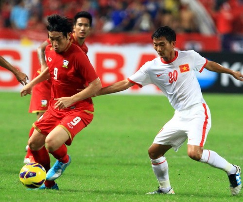 Nhưng có thể nói cầu thủ xứ Nghệ là mắt xích yếu nhất của tuyển Việt Nam khi liên tục bỏ vị trí và bị cầu thủ đối phương qua mặt.